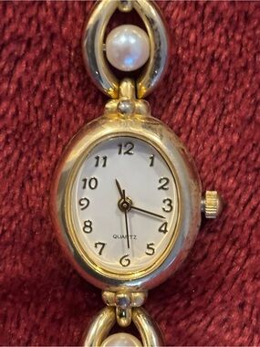 Vintage Gold-Tone Pearl Accent Women's Quartz Bracelet Watch - White Dial